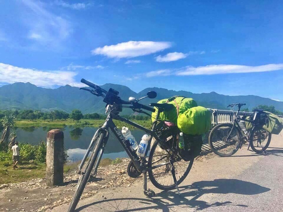 Đạp xe xuyên Việt, nữ phượt thủ Anh bị mất xe đạp và điện thoại - 2 Chiếc xe đạp bị mất trong chuyến hành trình khám phá Việt Nam của cô gái trẻ. Ảnh: FB
