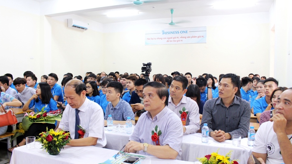 Chương trình đào tạo doanh nhân theo mô hình Quân đội khai giảng khóa 2 - 1 Các vị phụ huynh, học viên cùng đại diện doanh nghiệp và các bên liên quan đến đông đủ tham gia lễ khai giảng.