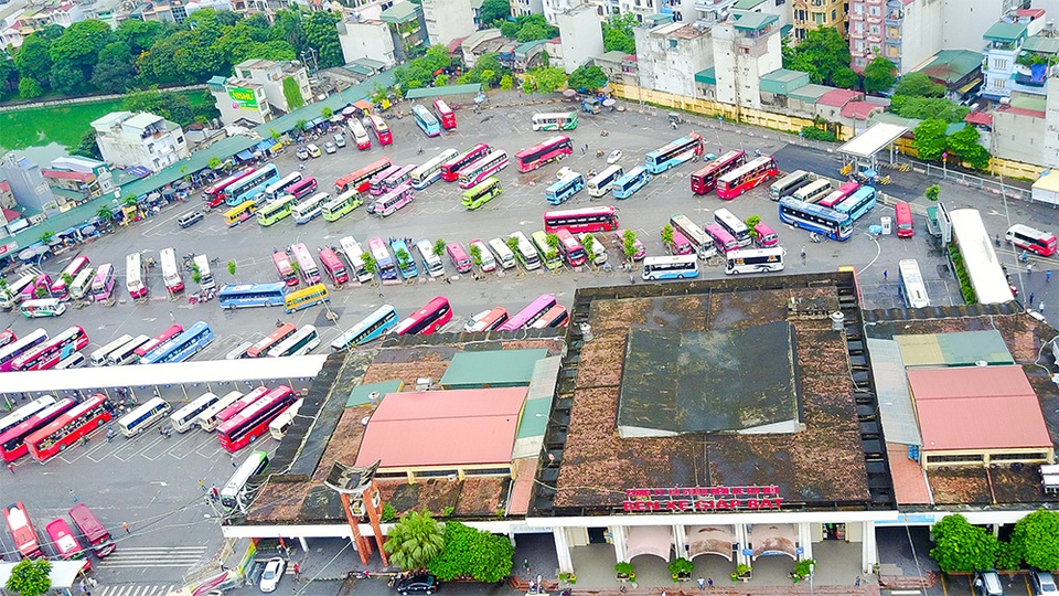 Toàn cảnh hai bến xe xem xét đóng cửa vào năm 2020 ở Hà Nội - 1
Nằm trên trục đường Giải Phóng ở phía nam của thủ đô Hà Nội, bến xe Giáp Bát là một trong những bến xe khách lớn không chỉ ở Hà Nội mà còn trên phạm vi toàn quốc. Bến được xây dựng trên diện tích 37.000 m2, trong đó khu vực đỗ xe và đón trả khách rộng 17.000 m2, khu vực quảng trường rộng 3.000 m2 cùng đầy đủ khu vực bán vé, phòng vé cùng các khu vệ sinh để phục vụ hành khách.