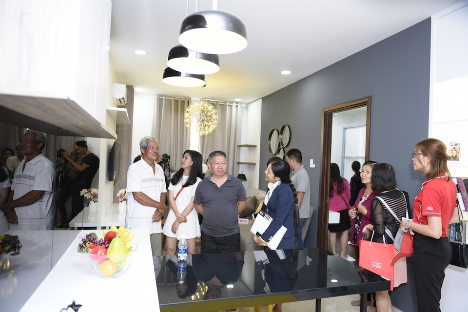 Trải nghiệm Khu nhà mẫu căn hộ ven sông dưới 1 tỷ đồng duy nhất tại Bắc Sài Gòn - 1 Khách hàng tham quan căn hộ 2 phòng ngủ của Marina Tower