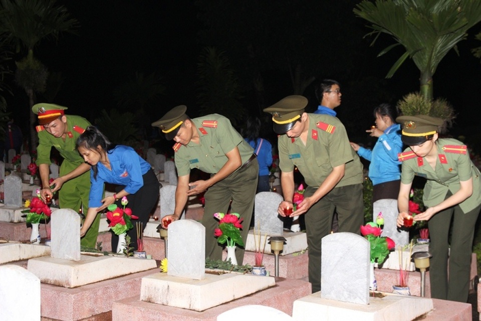 Hàng vạn ngọn nến lung linh trong đêm tri ân liệt sĩ - 6 Những ngon nến được thắp sáng với muôn tâm tình biết ơn
