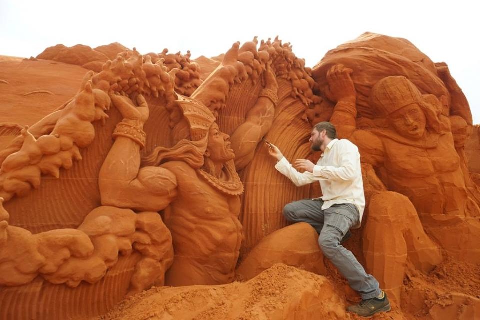 Lạc lối giữa thế giới tượng cát “độc nhất vô nhị” tại Phan Thiết - 1 Tượng cát Sơn Tinh – Thủy Tinh mô phỏng cuộc giao tranh giữa 2 vị thần quyền năng trong truyền thuyết Việt Nam với các sắc thái sống động