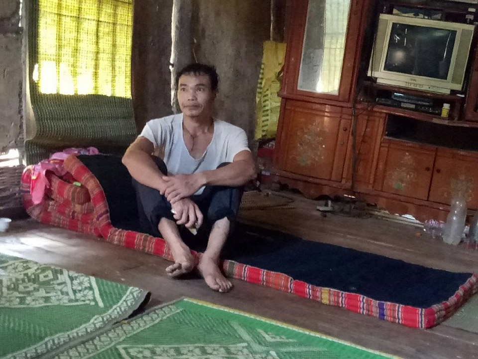 Mắc bệnh lạ, 13 người nói nhảm, nhảy múa suốt ngày - 2 Anh Cà Văn Hoàn ngồi tư lự một mình trong nhà