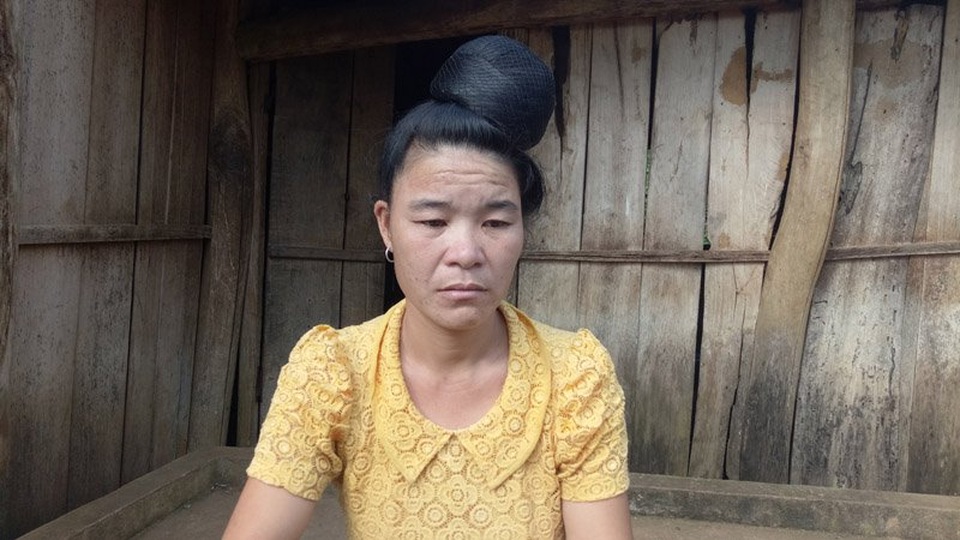 Mắc bệnh lạ, 13 người nói nhảm, nhảy múa suốt ngày - 5
Chị Cà Thị Biên, người có biểu hiện lạ đầu tiên ở bản Ỏ