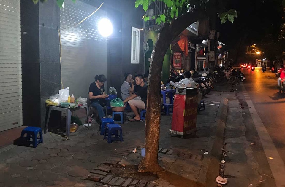 Phố lẩu vỉa hè 200 ngàn đồng/nồi ở Hà Nội âm thầm biến mất - 2
Trong khi đó, phẩu lẩu vìa hè Cao Bá Quát thì biến mất hoàn toàn