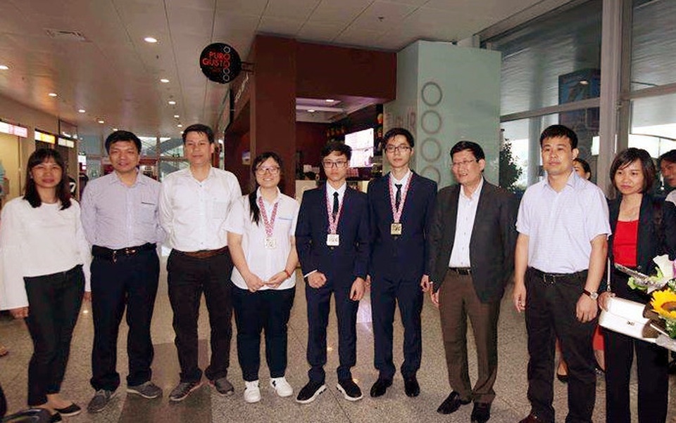 Đoàn Olympic Sinh học hân hoan trở về với HCV thứ 3 trong 21 năm tham dự - 1 Các thành viên của đội tuyển Việt Nam trở về sau khi tham dự cuộc thi Olympic Sinh học Quốc tế tại Anh.