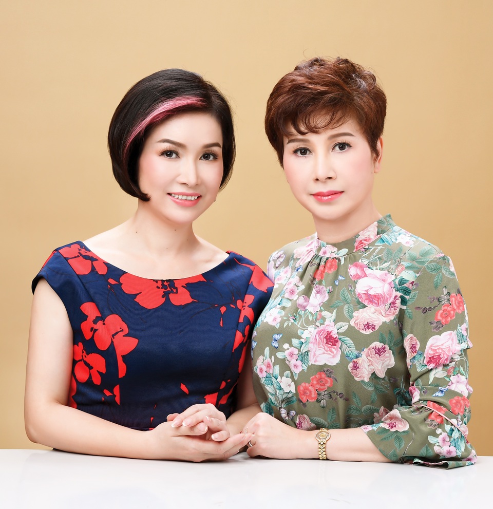 Chuyên gia thẩm mỹ chia sẻ xu hướng làm đẹp hiện đại - 1 Doanh nhân Đặng Thanh Hằng (bên phải) chụp cùng Hoa hậu đầu tiên của Việt Nam Bùi Bích Phương