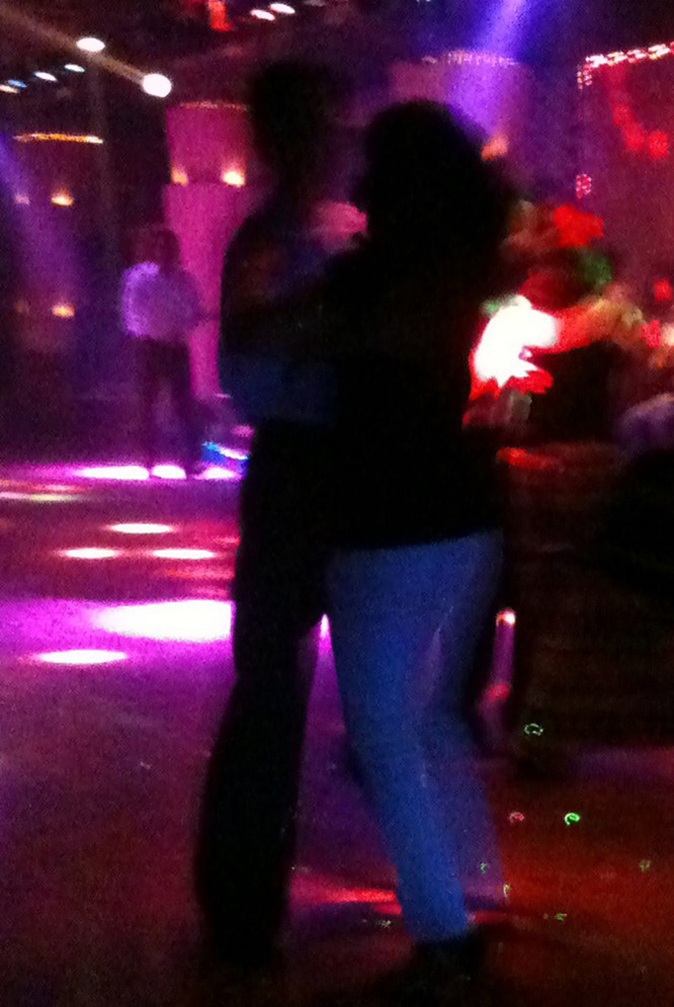 Nhận diện sống ảo - Kỳ cuối: Kẻ cắp gặp bà già… - 2
Chốn đèn mờ là nơi “thợ săn” và “con mồi” vờn nhau.