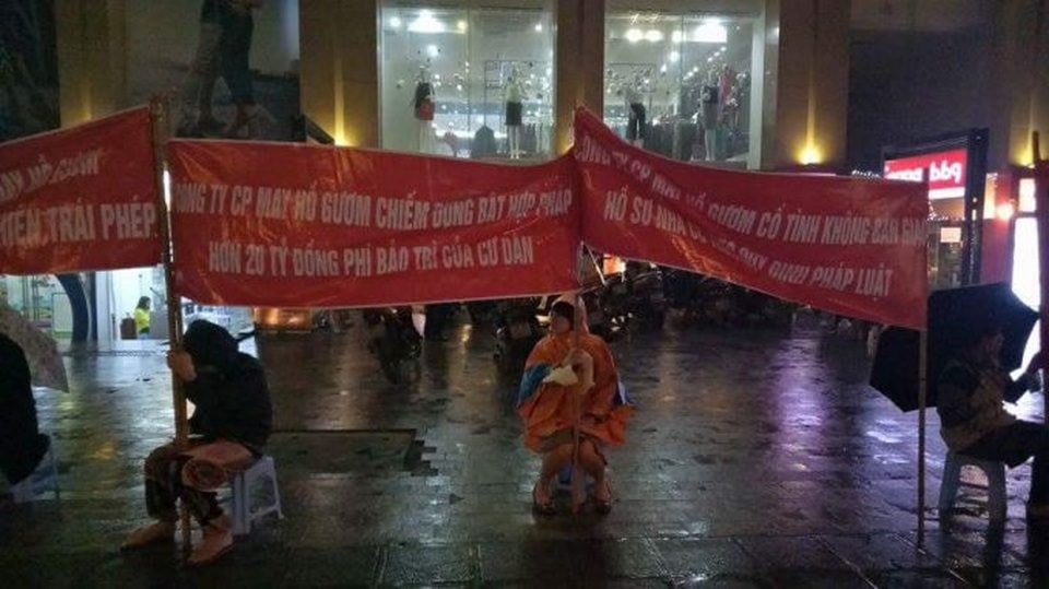 Bán nhà đất lên chung cư: Mẹ con ly tán, cả tuần ăn bánh mỳ - 1
Đội mưa xuống đường phản đối chú đầu tư