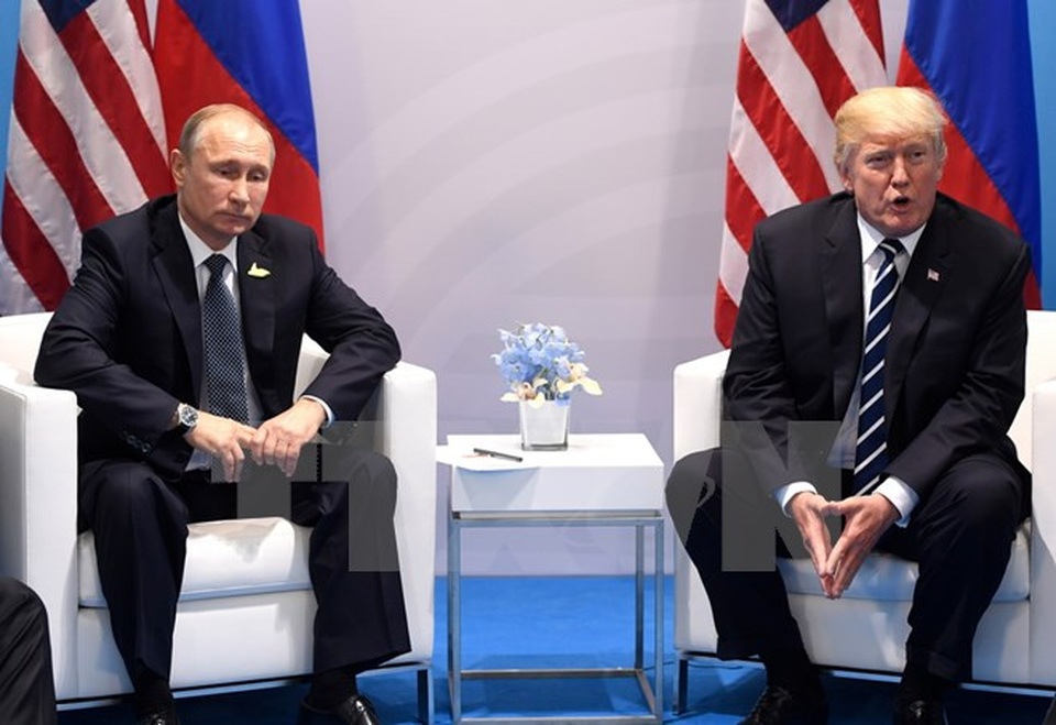 "Gáo nước lạnh" dập tắt ngọn lửa nhen nhóm trong quan hệ Nga-Mỹ - 2
Tổng thống Mỹ Donald Trump (phải) trong cuộc gặp Tổng thống Nga Vladimir Putin tại một sự kiện ở Hamburg, Đức ngày 7/7. (Nguồn: AFP/TTXVN)