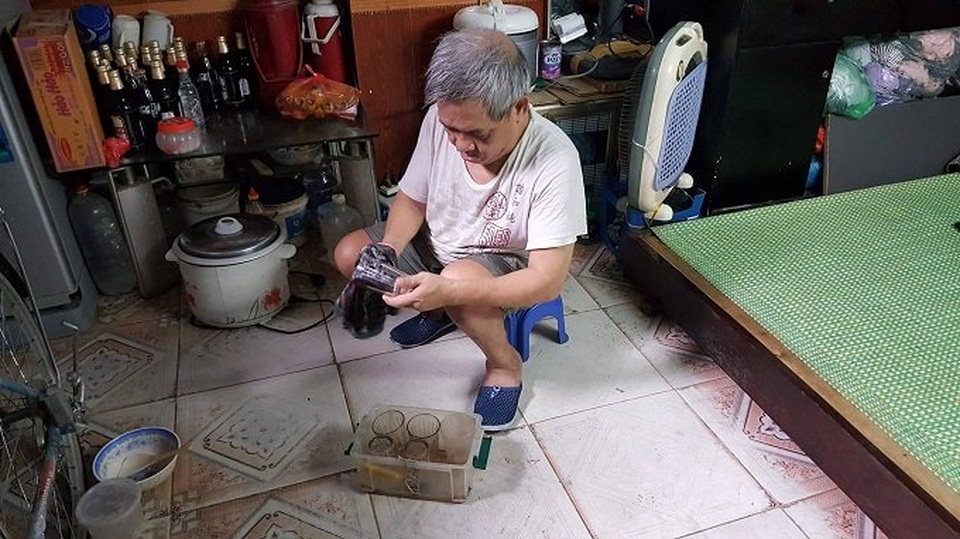 Tình yêu khó tin của chàng trai phố cổ và cô gái bán hàng rong - 2
Ông Hùng chuẩn bị cốc cho vợ đi bán nước. Ảnh: Hồ Mặc Mặc