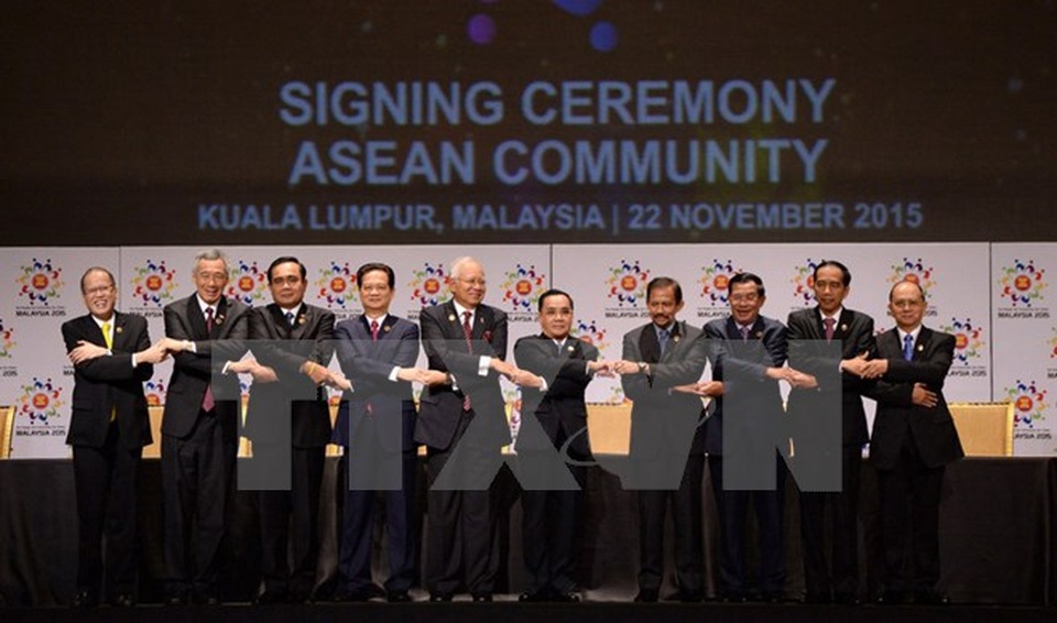 50 năm ngày thành lập ASEAN - những sự kiện đáng nhớ - 2
Thủ tướng Nguyễn Tấn Dũng cùng các nhà lãnh đạo ASEAN tại Lễ ký Tuyên bố Kuala Lumpur năm 2015 về Thành lập Cộng đồng ASEAN và Tầm nhìn Cộng đồng ASEAN đến năm 2025 (22/11/2015). (Ảnh: Tư liệu TTXVN)