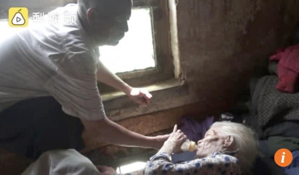 Xúc động hình ảnh người con chăm sóc mẹ già trăm tuổi - 2 Ông Wang là người bạn đồng hành cùng mẹ nhiều năm nay