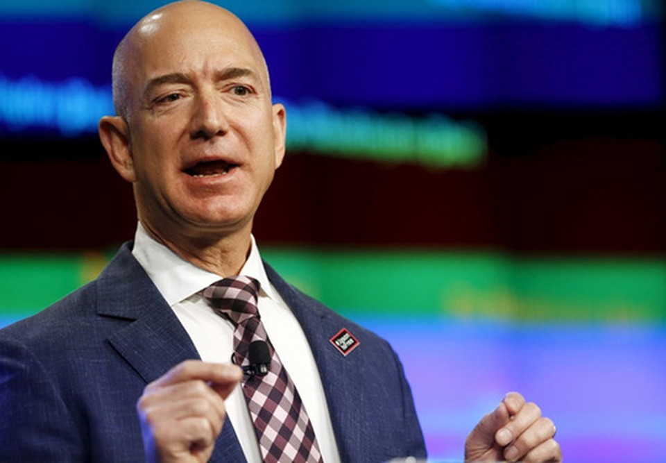 Kiếm tiền dễ sợ như "sếp" Facebook - 2
Ông Jeff Bezos. Ảnh: Reuters