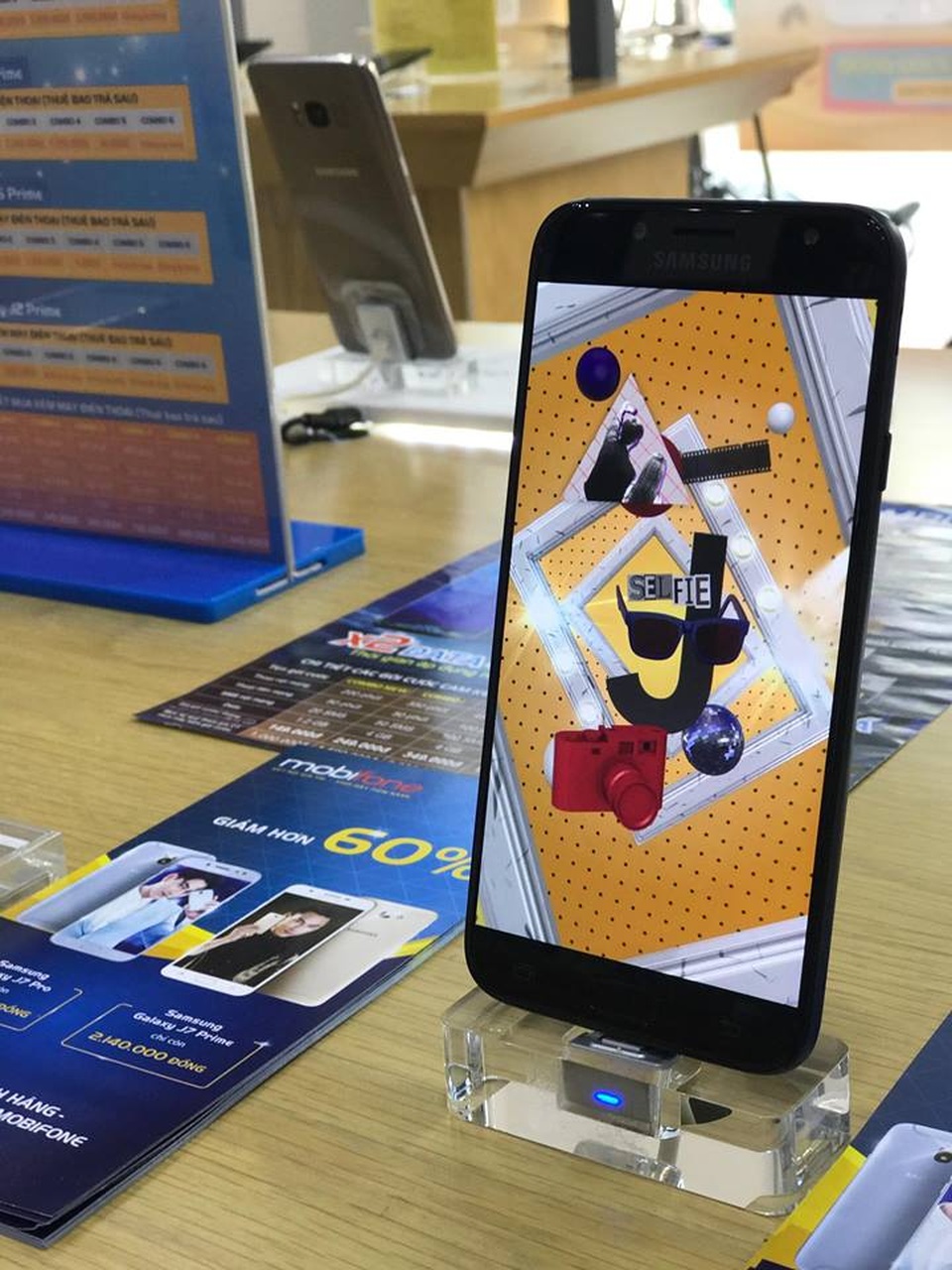 Samsung Galaxy J7 Pro hiện đang là dòng smartphone hot nhất tại hệ thống cửa hàng MobiFone