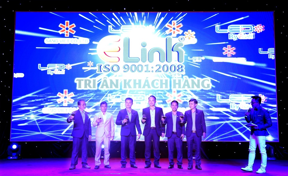 “Hợp Tác – Phát Triển – Thịnh Vượng”: Chuỗi sự kiện ấn tượng Đèn LED Elink - 1 Toàn thể ban lãnh đạo Elink nâng ly khai mạc Hội nghị
