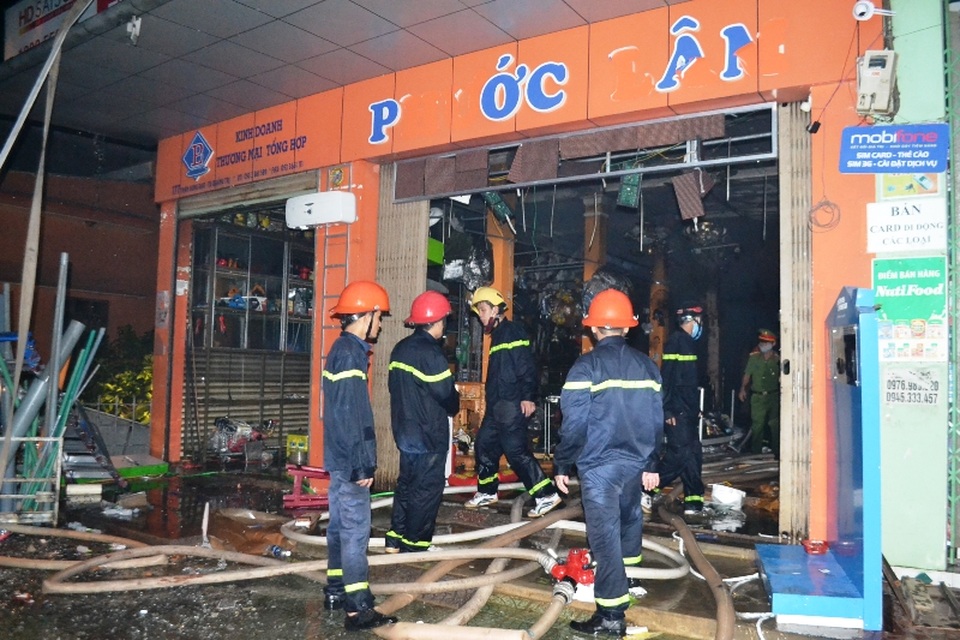 Cháy lớn tại trung tâm điện máy - 2 Lực lượng Cảnh sát PCCC tiếp cận hiện trường chữa cháy và di chuyển bớt hàng hóa ra bên ngoài