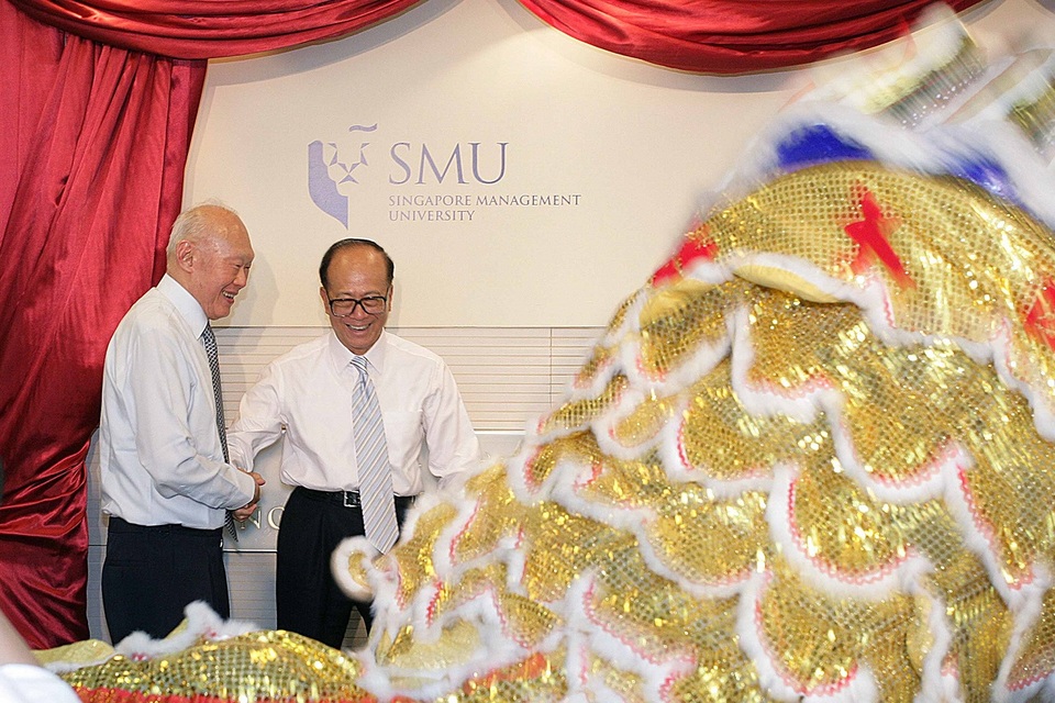 Cùng Đại học Quản lý Singapore (SMU) trở thành nhà lãnh đạo tài ba - 1
Cố Thủ tướng Lý Quang Diệu và tỉ phí Lý Gia Thành trong ngày khai truơng thư viện Li Ka Shing SMU