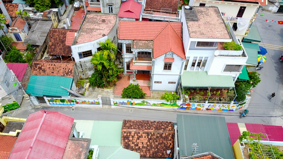 Ngắm "làng bích họa" đẹp mê mẩn ở ngoại thành Hà Nội - 2
Đoạn đường được vẽ tranh dài hơn 200 mét, được vẽ tranh lên mặt theo một sáng kiến cải tạo diện mạo nông thôn mới.