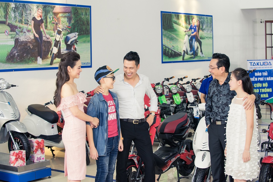 Bật mí 6 quy tắc tán gái cực chất của bố con ông trùm “Người phán xử” - 1 Các quy tắc “chất lừ” kiểu Phan Thị của bố con Phan Quân, Phan Hải nhận được sự ủng hộ rất lớn của cộng đồng mạng bởi tính hài hước, bỏ qua tính “sến sẩm”, xây dựng hình ảnh một người đàn ông mạnh mẽ trong tình yêu.