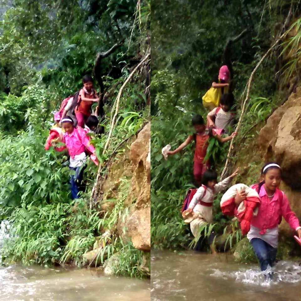 “Thót tim” cung đường mùa tựu trường của thầy cô giáo vùng cao - 1 Thầy cô và học sinh đi qua khe núi trước khi vượt suối.