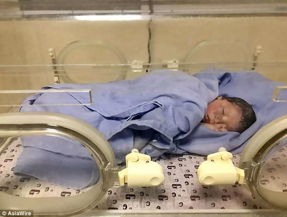 Cô bé lớp 5 sinh con rồi vứt trong bụi cây - 2 Mặc dù sinh non nhưng sức khỏe bé gái khá tốt.