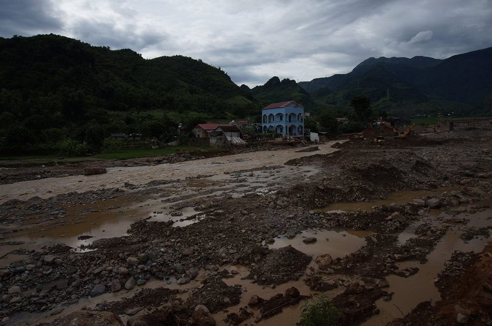 Chung tay hỗ trợ bà con tại tâm lũ Sơn La - 1 Khung cảnh Sơn La sau sự càn quét của cơn lũ