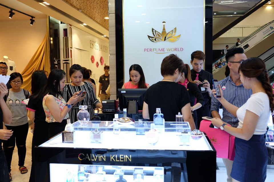 Thương hiệu PERFUME WORLD đồng loạt khai trương hai cửa hàng tại Vincom Center Hà Nội và Tp.HCM - 1 Thương hiệu PERFUME WORLD ra đời xuất phát từ niềm đam mê nước hoa vô tận của những người sáng lập, hội tụ mọi lợi thế góp nhặt từ hàng chục năm qua nhằm mang lại giá trị to lớn hơn cho khách hàng.