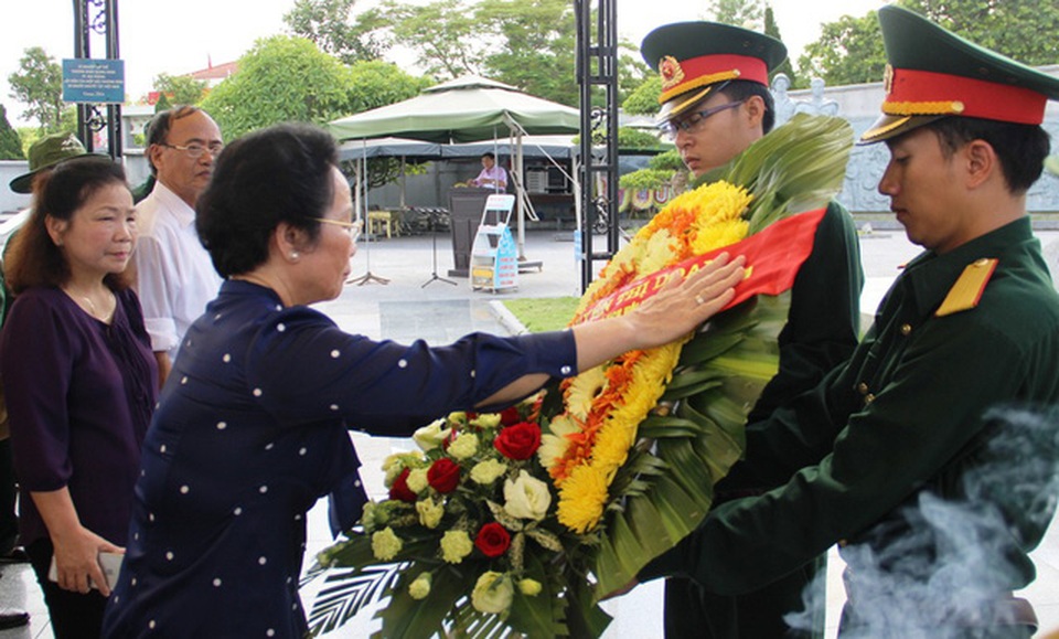 Chủ tịch Hội Khuyến học Việt Nam tri ân các anh hùng, liệt sĩ tại Quảng Trị - 2 Chủ tich Hội Khuyến học Việt Nam kính cẩn sửa vòng hoa trước lễ tri ân