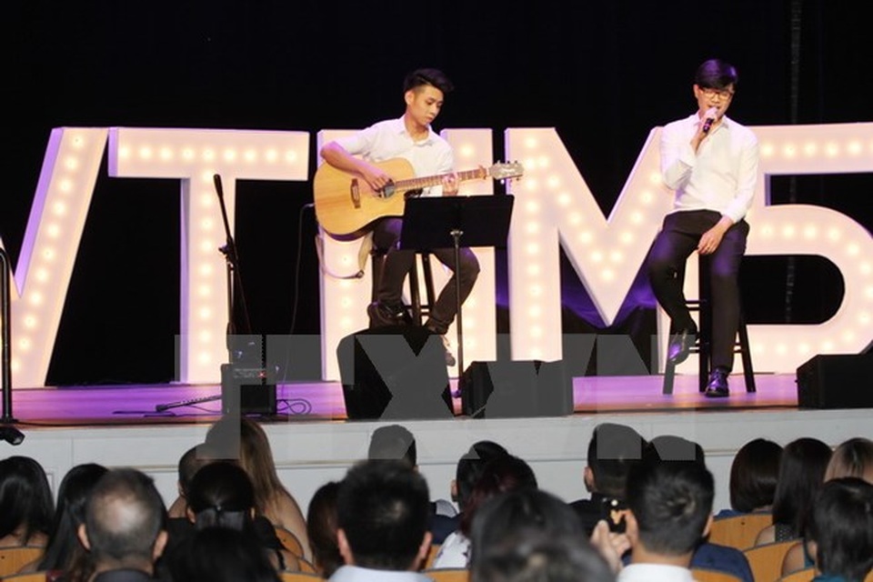 Sinh viên Việt Nam sôi động với “Vòng tay nước Mỹ” tại New York - 2 
 Tiết mục ca nhạc tại đêm Gala Concert trong khuôn khổ chương trình Vòng tay nước Mỹ. (Ảnh: Hữu Hoàng/TTXVN)