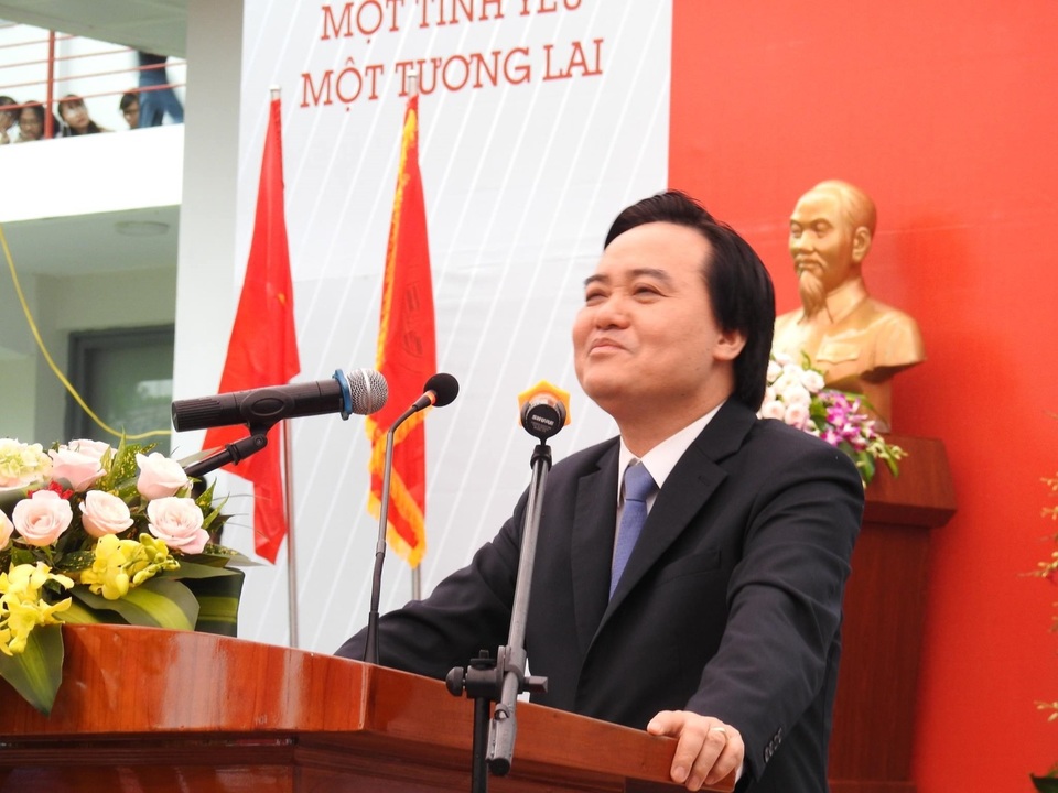 Bộ trưởng Phùng Xuân Nhạ: “Tân sinh viên hãy trau dồi tính nhân văn, kỹ năng sống” - 1 Tại lễ khai giảng năm học 2017-2018 của trường ĐH Bách khoa Hà Nội, Bộ trưởng Phùng Xuân Nhạ nhắn nhủ tân sinh viên trau dồi tính nhân văn và kỹ năng sống.