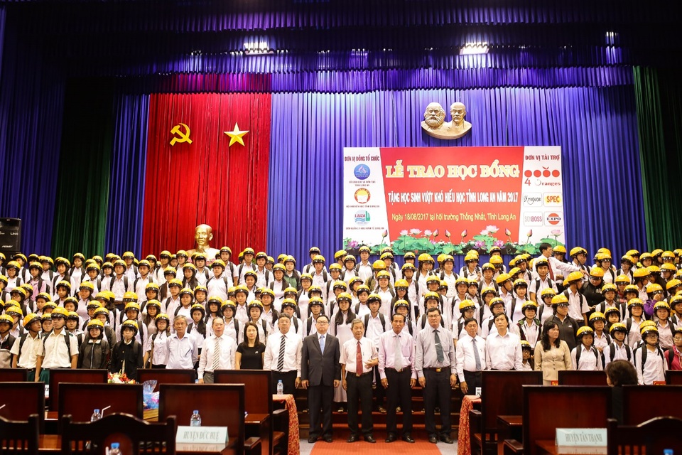 Công ty 4 Oranges dành hơn 1 tỷ đồng trao tặng học bổng cho học sinh hiếu học tỉnh Long An năm 2017 - 1
Đại diện Công ty 4 Oranges Co., Ltd và các đồng chí lãnh đạo cấp cao tỉnh Long An cùng toàn thể các em học sinh trong buổi lễ.