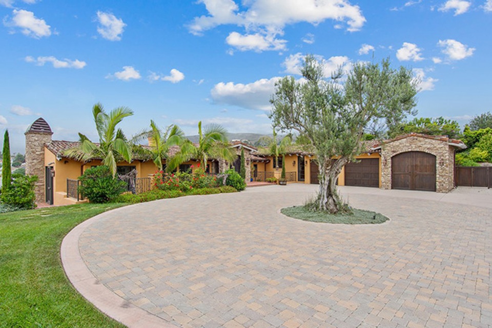 Choáng ngợp với biệt thự cổ nằm giữa vườn nho có giá tới 284 tỷ - 2 Nhà chính được xây theo phong cách Địa Trung hải.