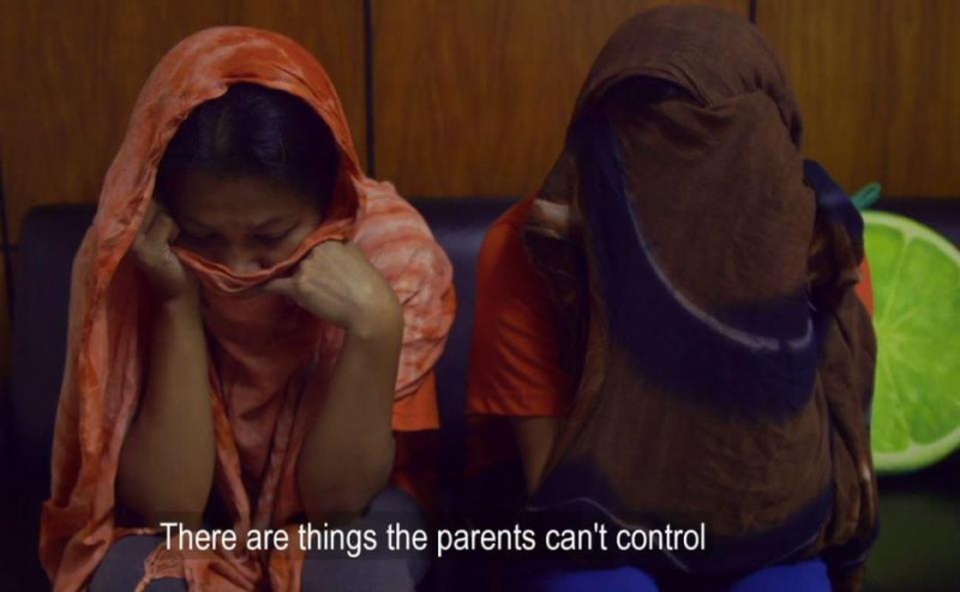 
Khi được hỏi, hai bà mẹ này đã quay sang đổ lỗi cho chính con của mình.
