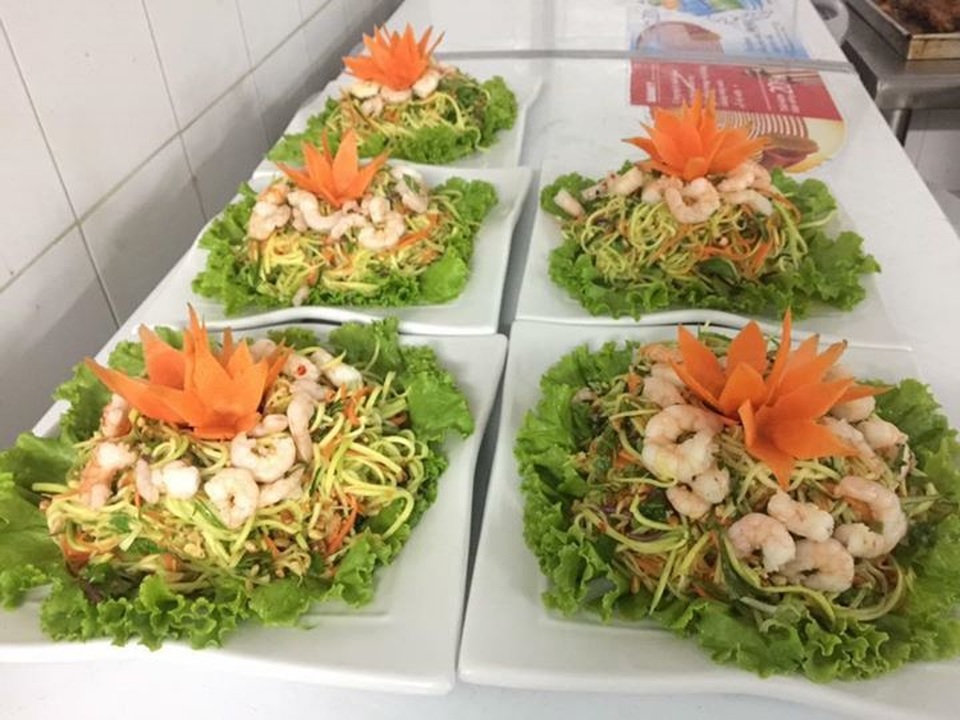 Mâm cỗ cúng "cô hồn" 5 triệu đồng, chị em công sở xuống tiền ngay - 2
Theo các chủ hàng, khách có thể chọn các món ăn trong thực đơn hoặc đặt theo mâm tùy thích