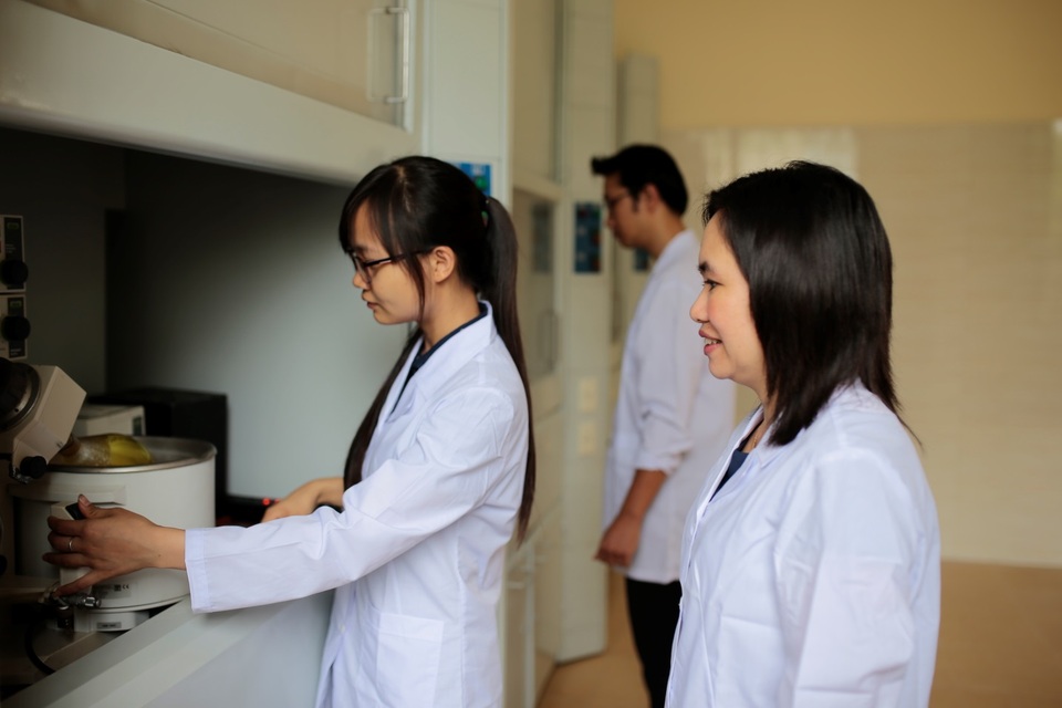 Quyết tâm của nữ tiến sĩ nano khi thấy ung thư quá nhiều - 1 TS Hà Phương Thư cùng các đồng nghiệp chế tạo thành công phức hệ nano FGC