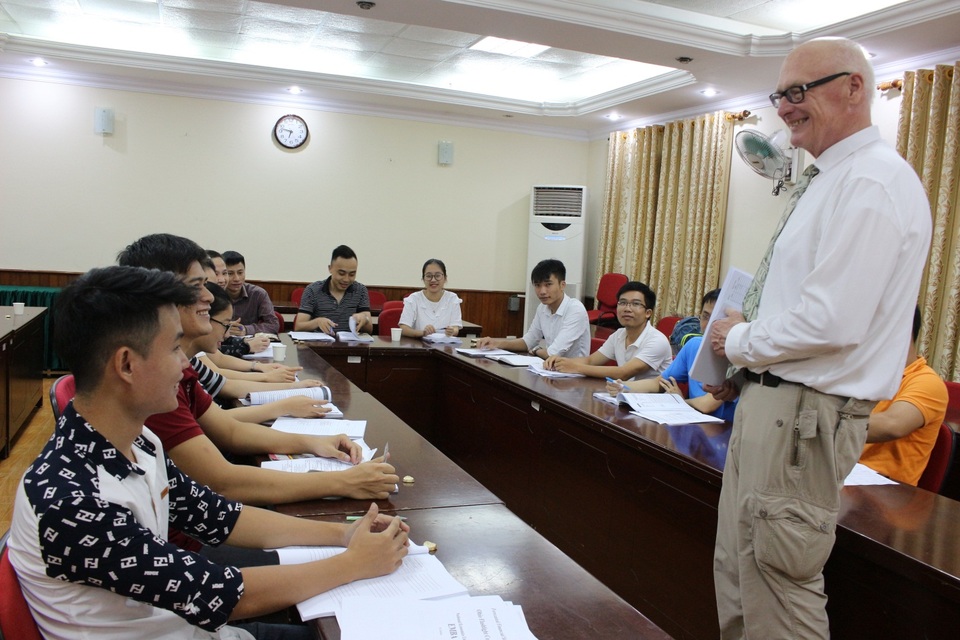 Trường ĐH Kinh tế Quốc dân đổi mới tuyển sinh E-MBA - 1
Giảng viên của chương trình đang trao đổi với sinh viên