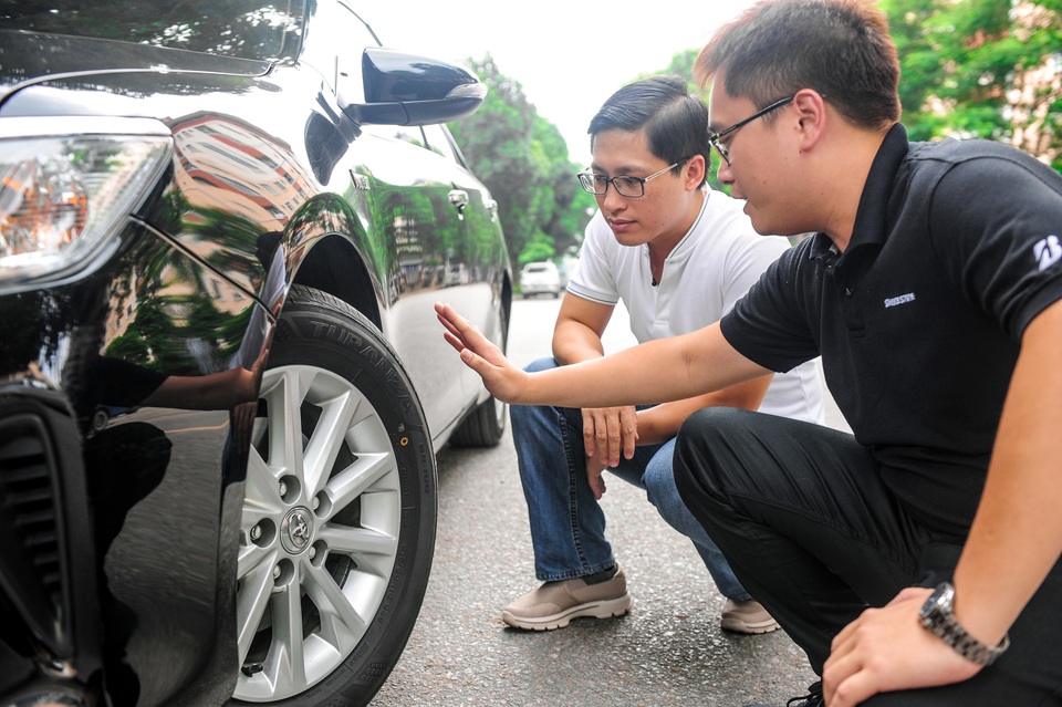 Tham dự chương trình, khách hàng còn được kĩ thuật viên Bridgestone kiểm tra, tư vấn và hướng dẫn sử dụng lốp xe đúng chuẩn