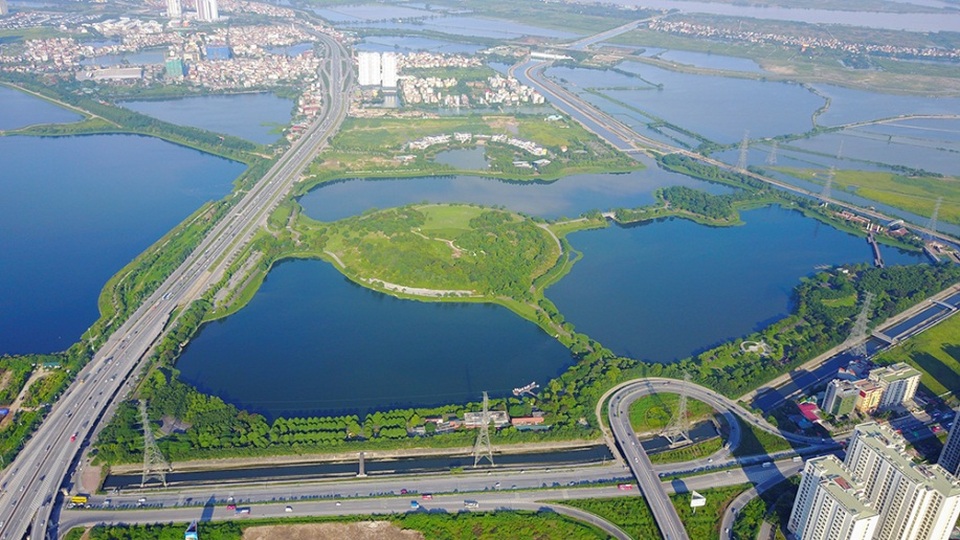Điểm dã ngoại hấp dẫn ở công viên cây xanh lớn nhất Hà Nội - 1
Công viên Yên Sở có tổng diện tích 323 ha, là công viên cây xanh lớn nhất Hà Nội và công viên đô thị lớn nhất Việt Nam. Công viên toạ lạc phía nam Hà Nội thuộc địa phận quận Hoàng Mai, hai mặt tiếp giáp đường Pháp Vân – Cầu Giẽ và đường vành đai 3.