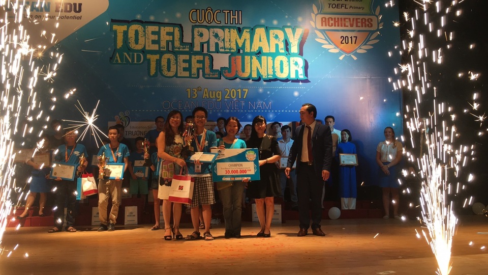 Quán quân TOEFL Junior Achievers 2017: “Tiếng Anh tự tìm đến với em” - 1 Trịnh Quang Thắng cùng mẹ nâng cup Vô địch cuộc thi.