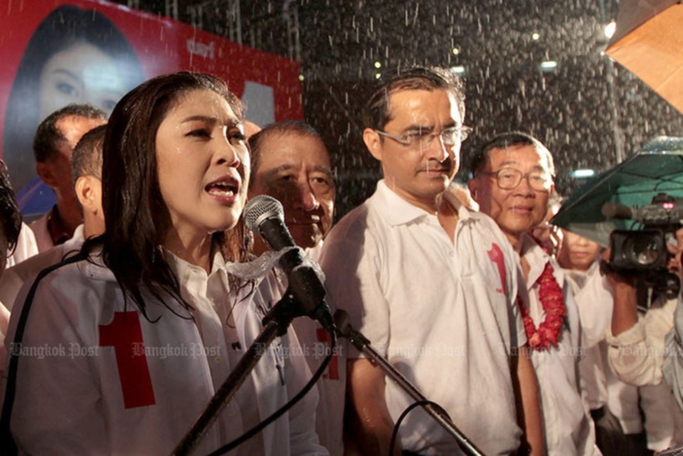 Yingluck Shinawatra: Người liên tục khiến chính trường Thái Lan "dậy sóng" - 2
Bà Yingluck được bao quanh bởi những người ủng hộ chủ chốt trong đảng Pheu Thai và các nhà lãnh đạo phe áo đỏ trong bài diễn văn vận động tranh cử cuối cùng tại sân vận động Rajamangala vào ngày 2/7/2011. Ảnh: Bangkok Post