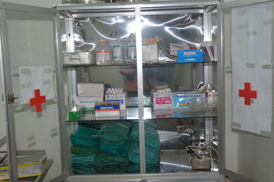 Quá nhiều sai phạm, 2 phòng khám tư bị đình chỉ hoạt động - 2
Tủ thuốc tại thời điểm kiểm tra (Ảnh: Đ.T)