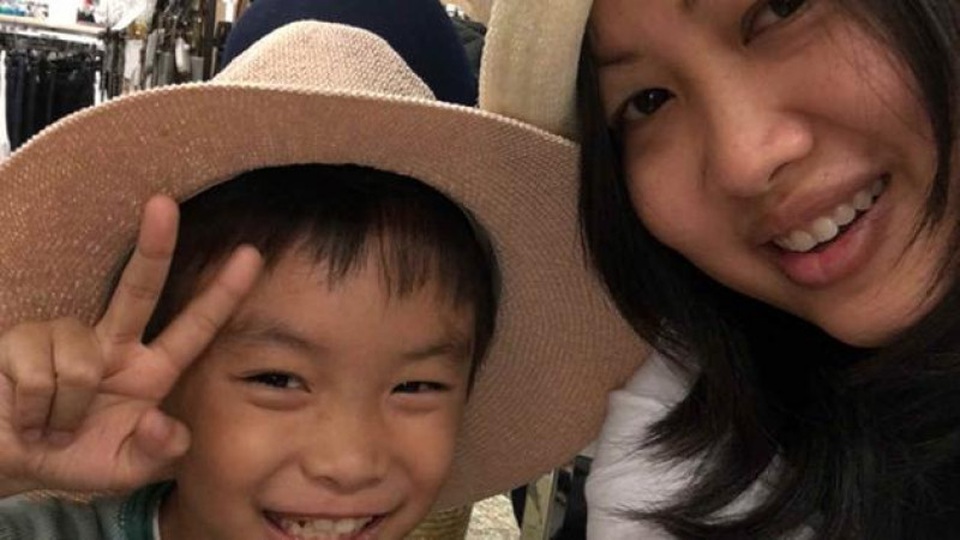 Hai mẹ con chị Trinh Phan