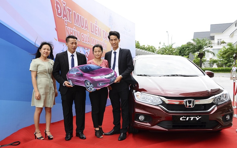 Chỉ 210 triệu đồng sở hữu đất biển Ngọc Dương Riverside, trúng ô tô Honda City - 1 Chị Nguyễn Thị Châu (thứ hai từ phải sang) nhận thưởng ô tô Honda City.