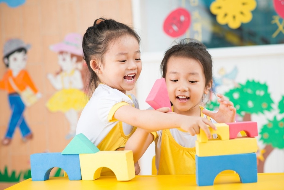 Giải pháp trị chứng biếng ăn ở trẻ em - 1 Bố mẹ có thể cho bé chơi đồ chơi, vận động nhẹ nhàng trong nhà để bé nhanh đói, thèm ăn.