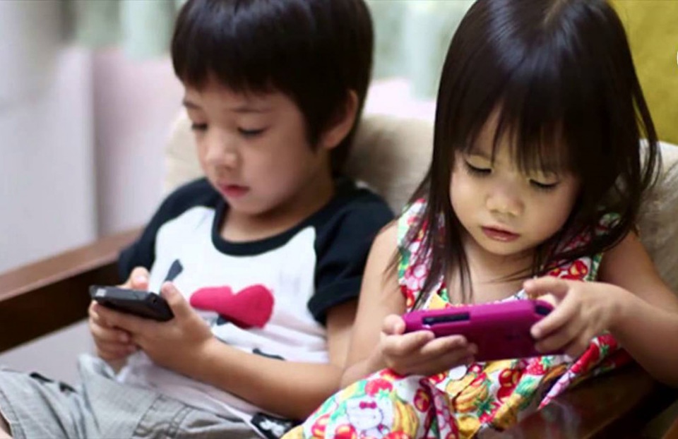 Coi chừng trẻ bị loạn thần do nghiện tivi, smartphone - 2 Coi chừng trẻ bị loạn thần do nghiện tivi, smartphone - 2