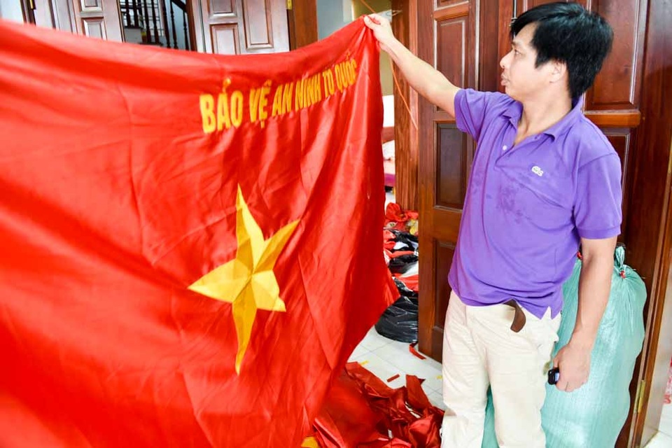 Gia đình bốn thế hệ nối tiếp nghề may cờ Tổ quốc - 1
Gắn bó với nghề may cờ gần 20 năm nay, anh Nguyễn Văn Phục cho biết anh là thế hệ thứ tư trong gia đình tiếp nối nghề may cờ Tổ Quốc. Gia đình anh cũng là hộ may nhiều cờ nhất trong làng Từ Vân (xã Lê Lợi, huyện Thường Tín, Hà Nội).