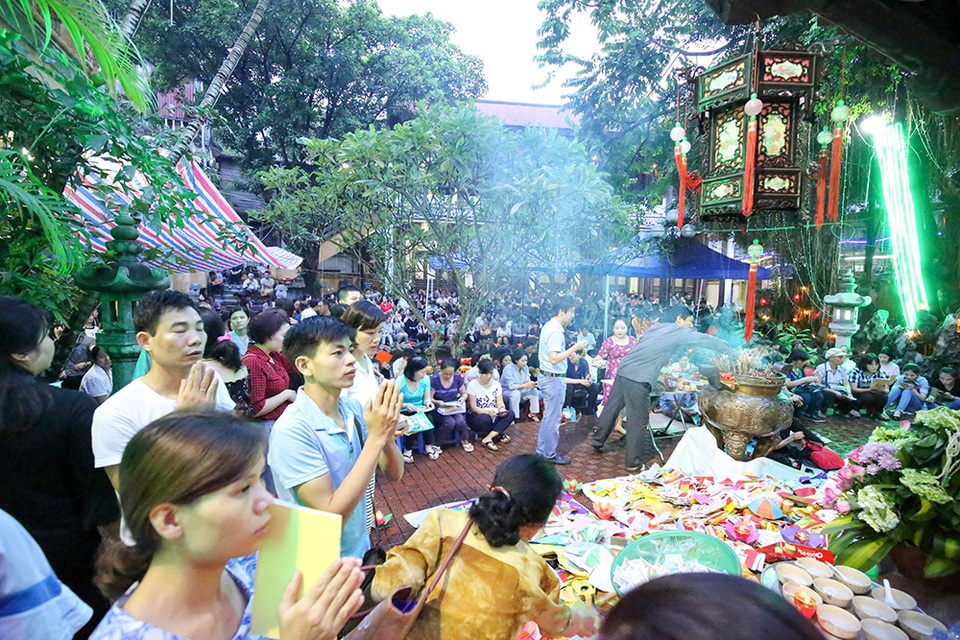 Hà Nội: Hàng nghìn người ngồi kín lòng đường dự lễ Vu Lan - 1
Theo kế hoạch, lễ Vu Lan tại chùa Phúc Khánh được tổ chức vào buổi tối, nhưng ngay từ cuối chiều 4/9 (tức 14 tháng 7 Âm lịch), rất đông Phật tử, người dân đã tới chùa cầu nguyện, chuẩn bị dự lễ.