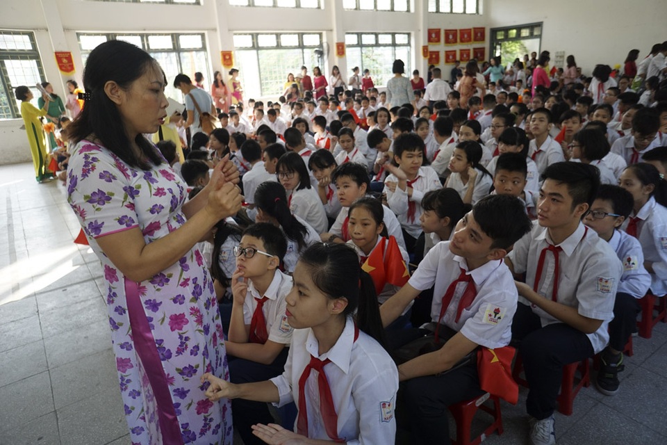 Lễ khai giảng đặc biệt ở ngôi trường hát Quốc ca bằng tay - 2
Cô giáo Vũ Thị Hiền đang giao tiếp với các học sinh chuyên biệt bằng cử chỉ tay trong lễ khai giảng.
