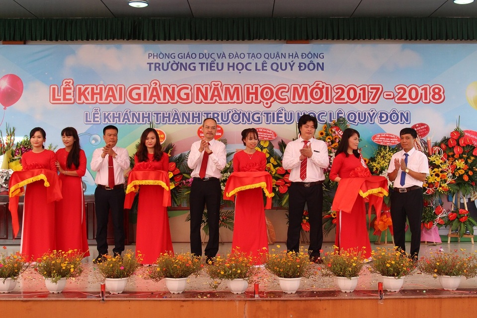 Tập đoàn Nam Cường góp phần nâng tầm giáo dục Việt - 1 Đại diện Lãnh đạo Tập đoàn Nam Cường, Ông Phạm Hồng Hà – Phó Tổng Giám đốc (đứng giữa) và Ông Nguyễn Xuân Giao – Phó Tổng Giám đốc (bên trái) cắt băng khánh thành trường tiểu học Lê Quý Đôn trong Lễ Khai giảng năm học mới 2017 -2018